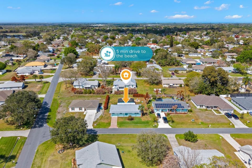 Property building, Day, Neighbourhood, Bird's eye view, City view, Street view, Location