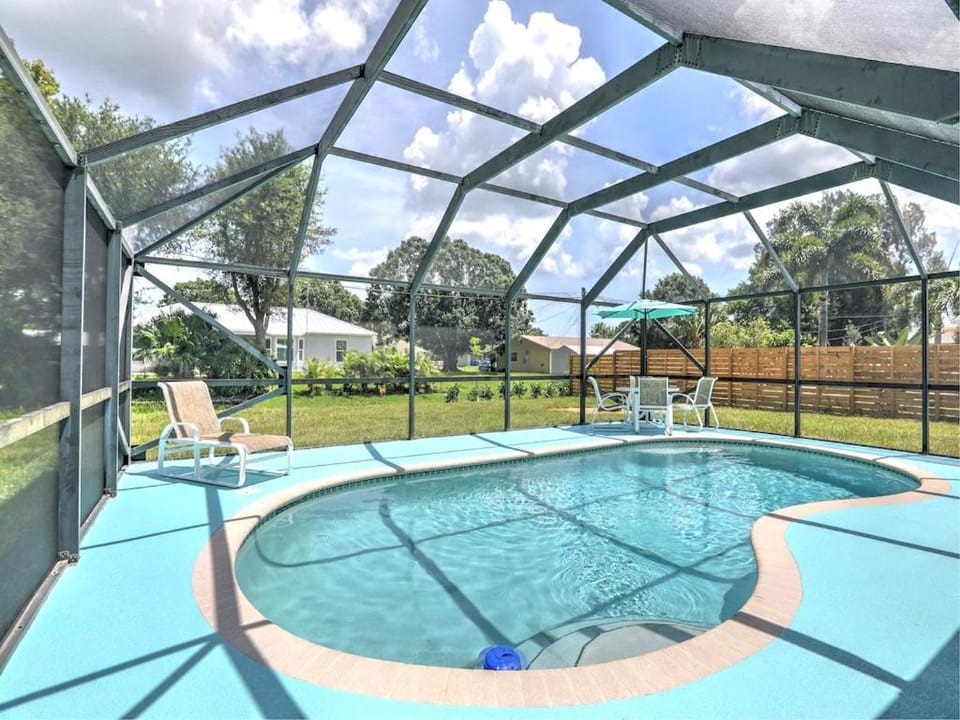 Day, BBQ facilities, Dining area, Pool view, Swimming pool, Swimming pool, sunbed