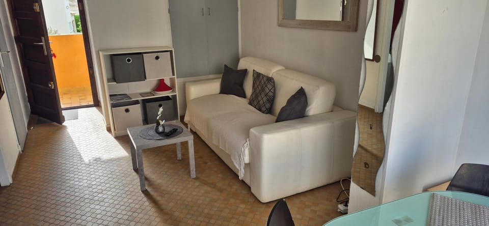 Le Phénicia, Studio cabine avec parking 200m de la plage Cabin in Agde
