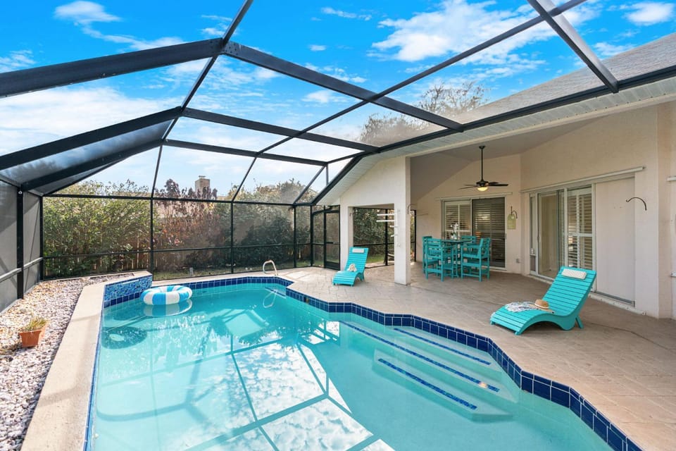 Patio, Day, Balcony/Terrace, Dining area, Pool view, Swimming pool, Swimming pool, sunbed