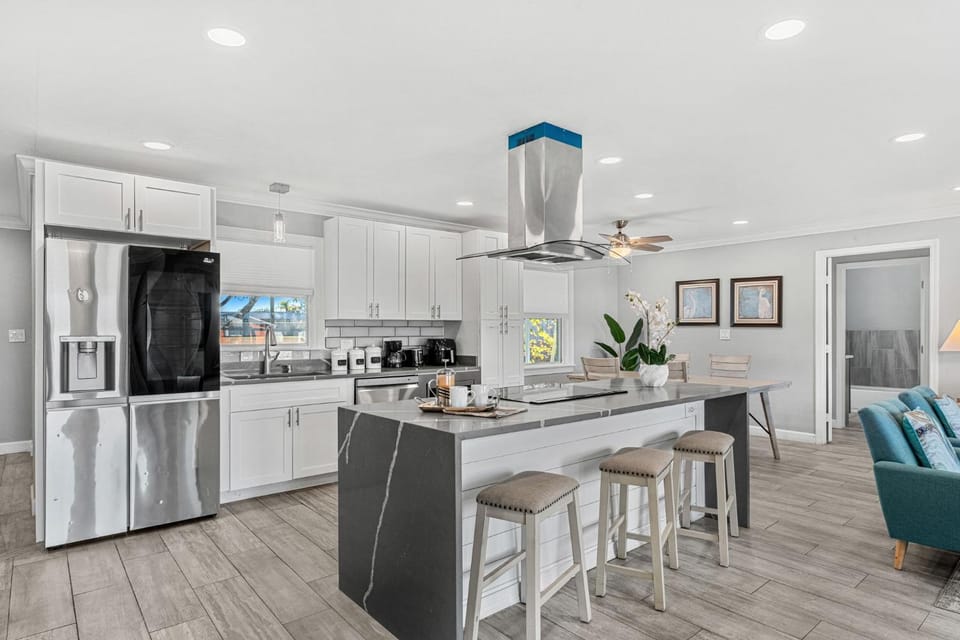 Coffee/tea facilities, Kitchen or kitchenette, Dining area, dishwasher, oven, stove
