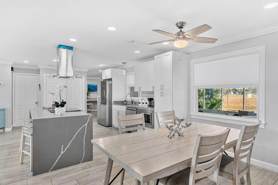 Coffee/tea facilities, Kitchen or kitchenette, Dining area, dishwasher, microwave, oven, stove