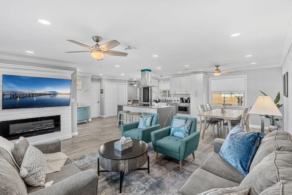 TV and multimedia, Kitchen or kitchenette, Living room, Seating area, Dining area, fireplace