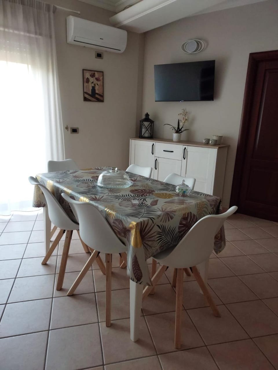 TV and multimedia, Seating area, Dining area