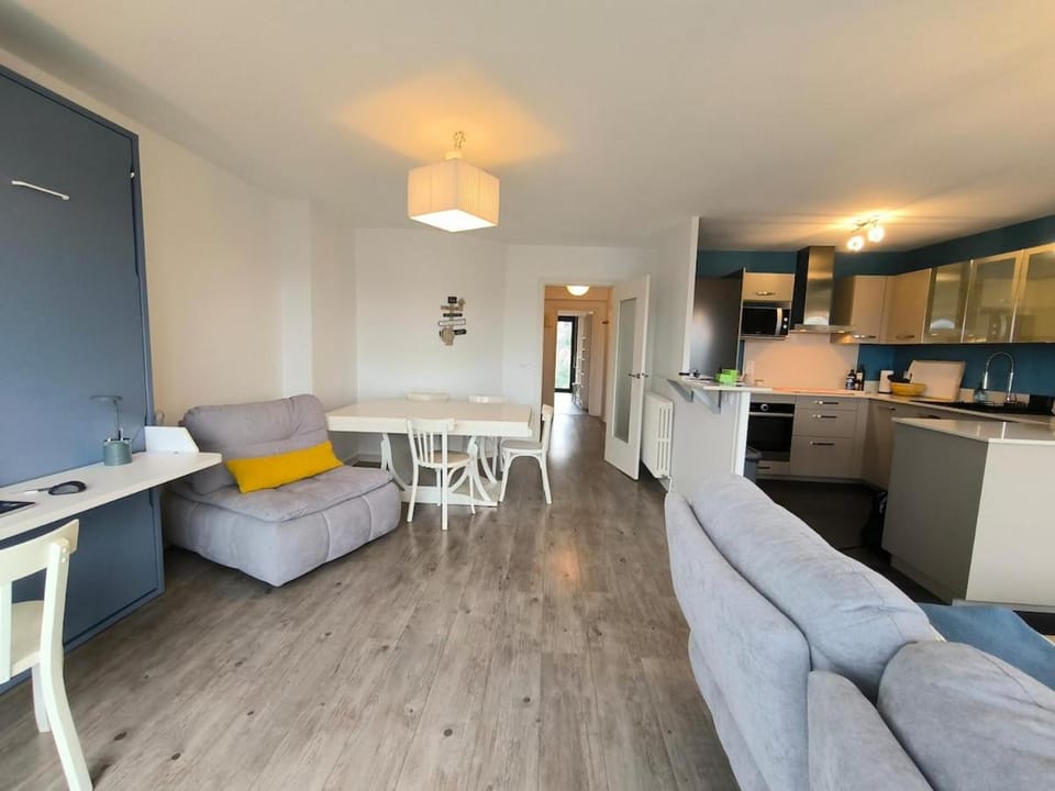 Spacious Quiet Pyrenees View Garage Apartment in Pau