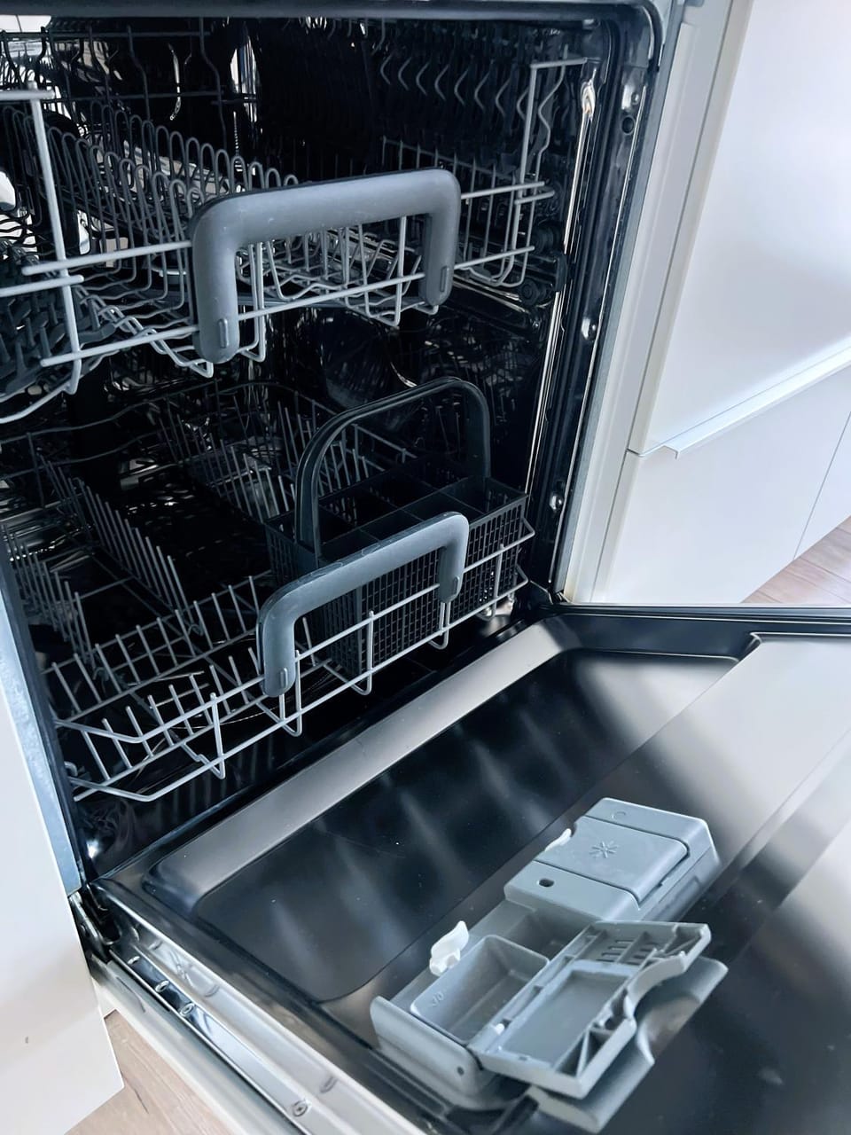 Kitchen or kitchenette, dishwasher