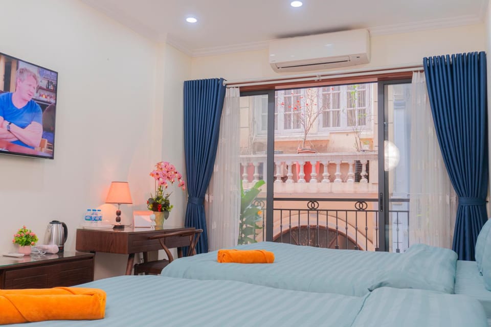 Bed, TV and multimedia, View (from property/room), Balcony/Terrace, Living room, Photo of the whole room, Seating area, Bedroom, air conditioner