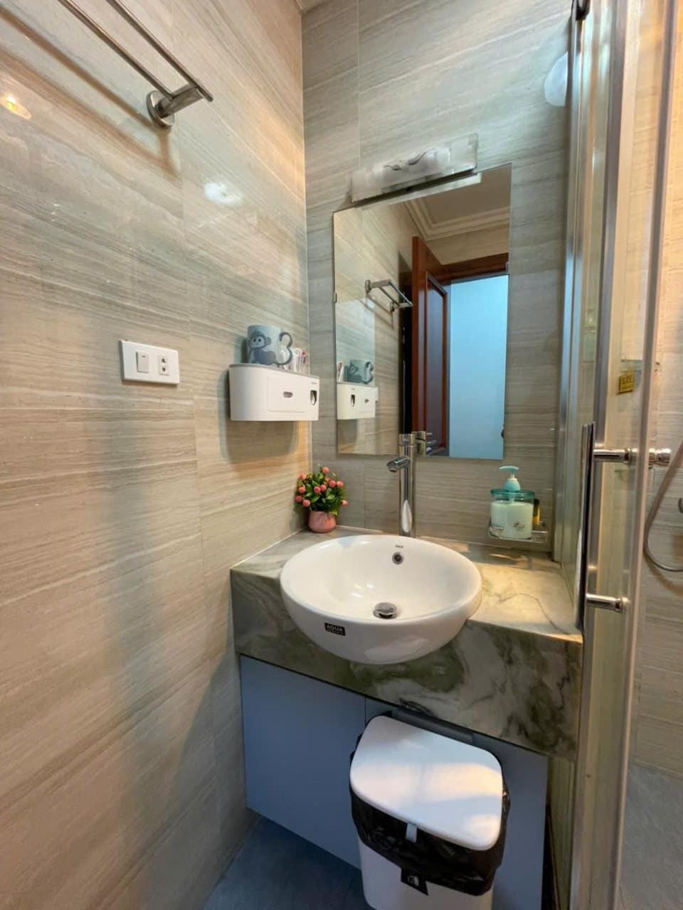 Shower, Toilet, Bathroom, towels