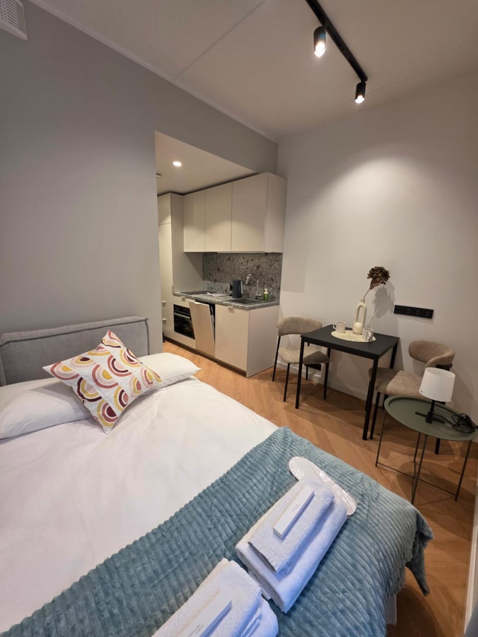 Bed, Kitchen or kitchenette, Photo of the whole room, Seating area, Dining area, Bedroom