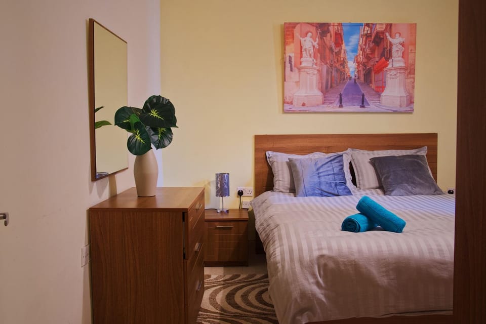 Bedroom, storage, towels