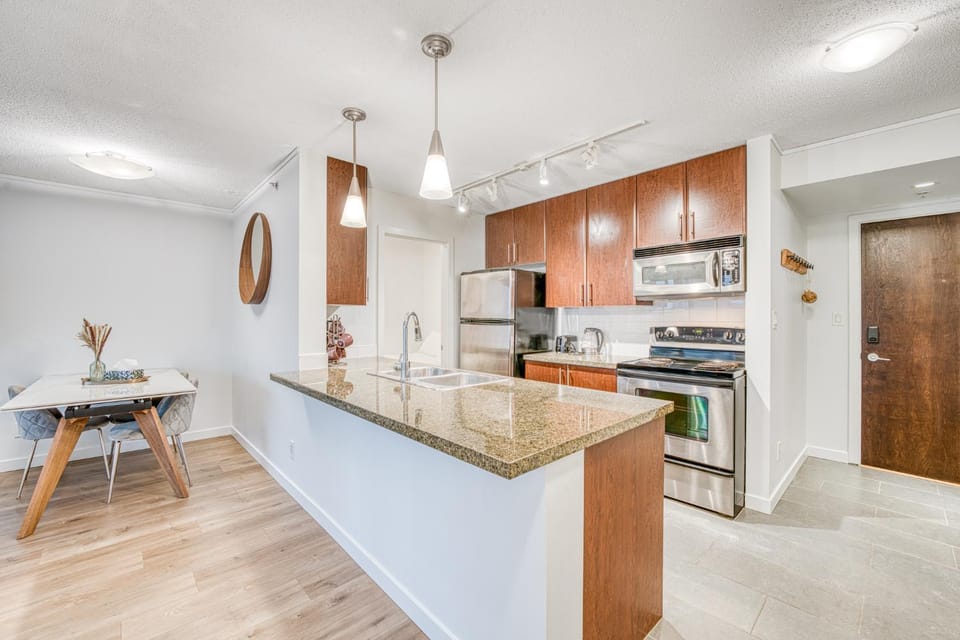 Kitchen or kitchenette, Dining area, oven, stove