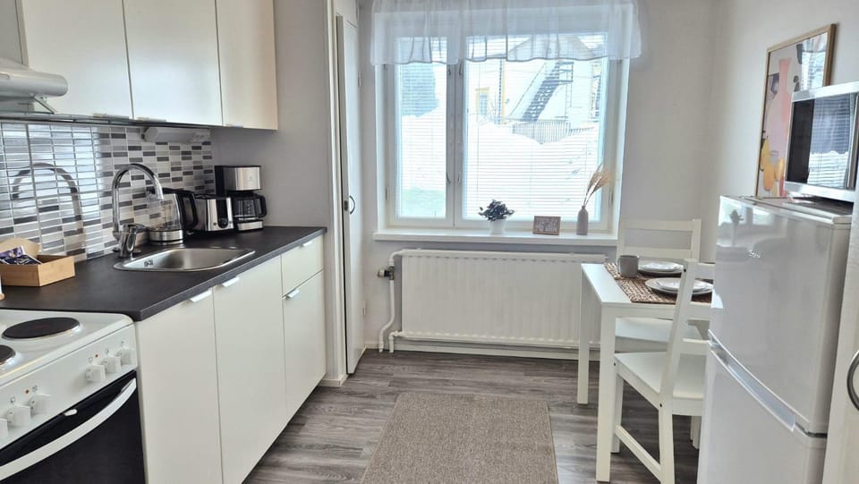 Coffee/tea facilities, Kitchen or kitchenette, Dining area, oven, stove, toaster