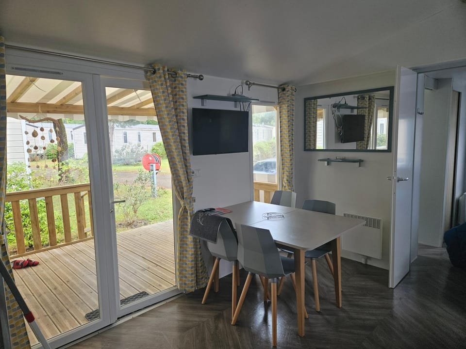 Communal lounge/ TV room, Communal lounge/ TV room, Dining area