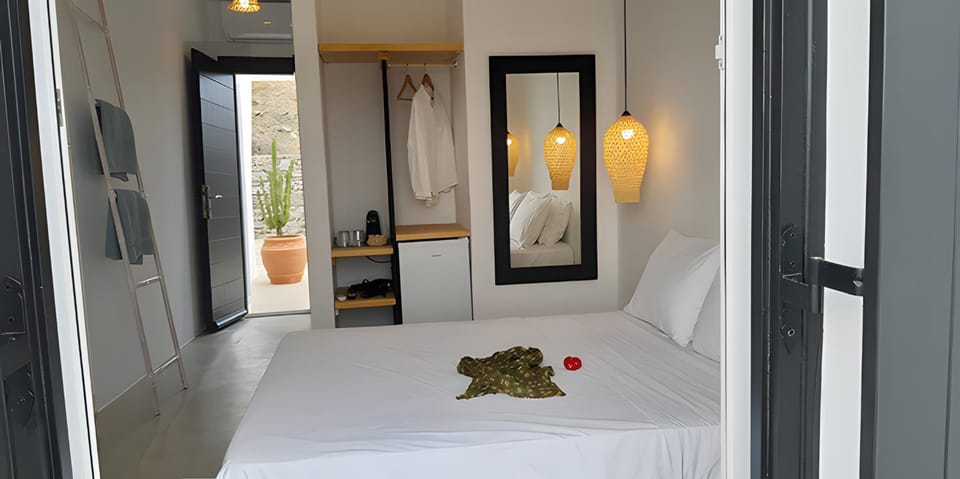 Bed, Photo of the whole room, Bedroom, minibar