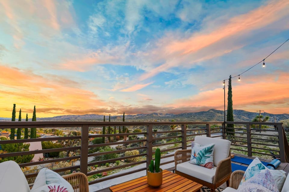 View (from property/room), Balcony/Terrace, Seating area, City view, Mountain view, Street view, Sunset, Quiet street view