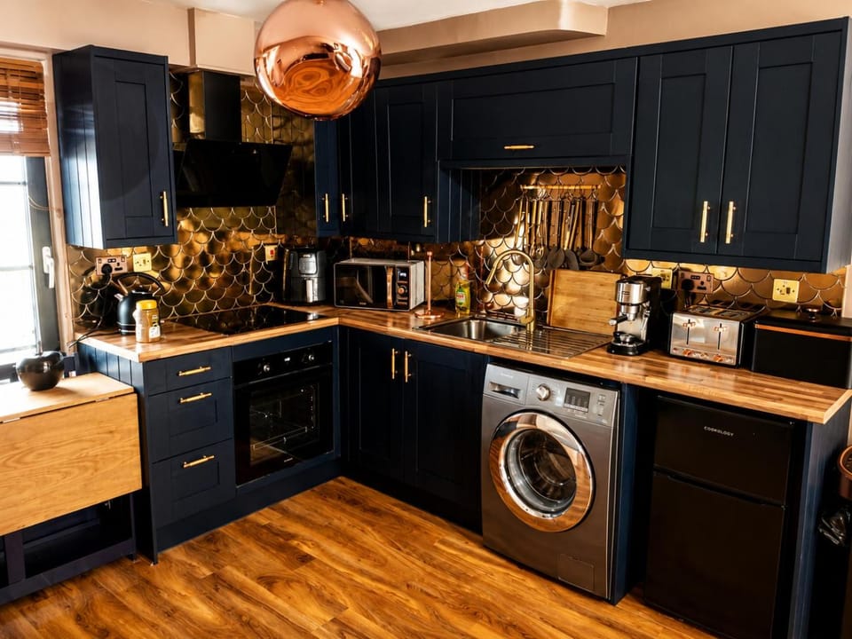 Coffee/tea facilities, Kitchen or kitchenette, oven, stove, toaster, washing machine