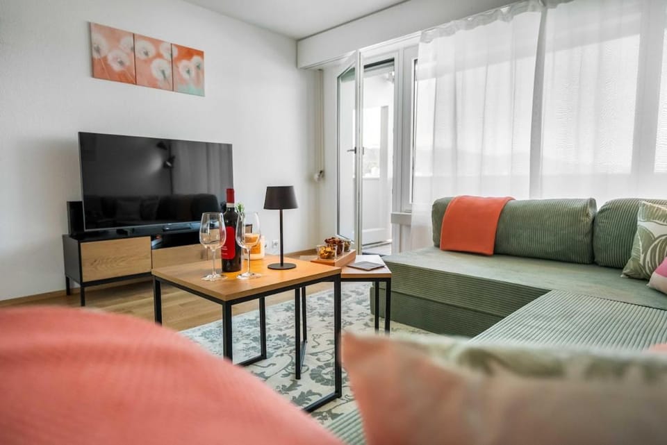 Communal lounge/ TV room, TV and multimedia, Living room, Seating area, Evening entertainment