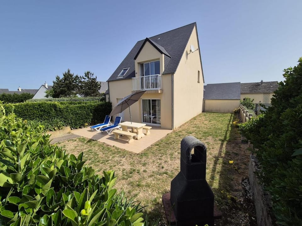 Property building, Garden, Garden view, sunbed