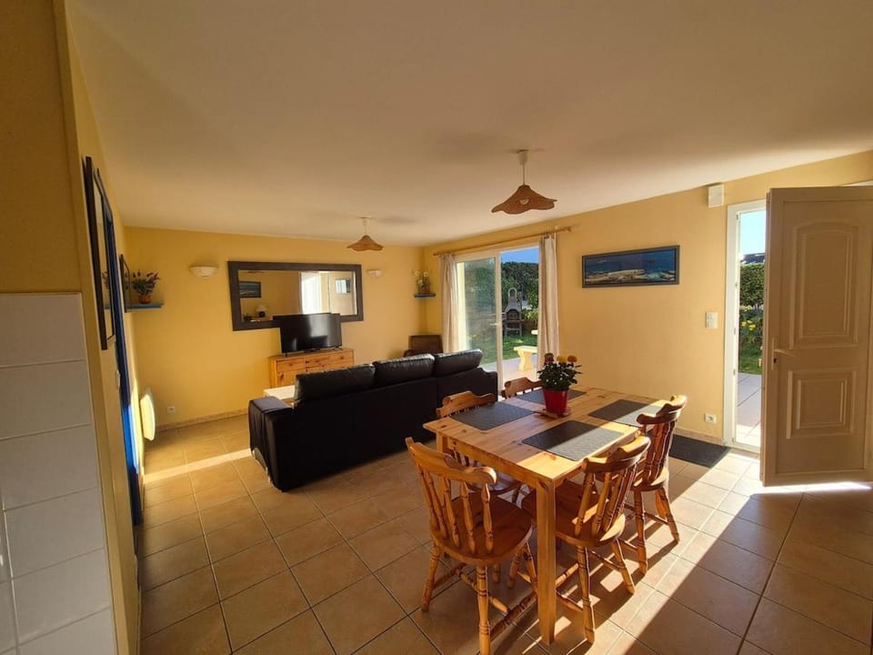 TV and multimedia, Living room, Dining area