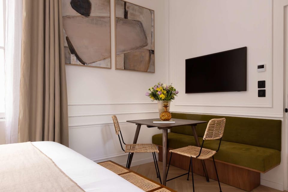 Bed, Dining area