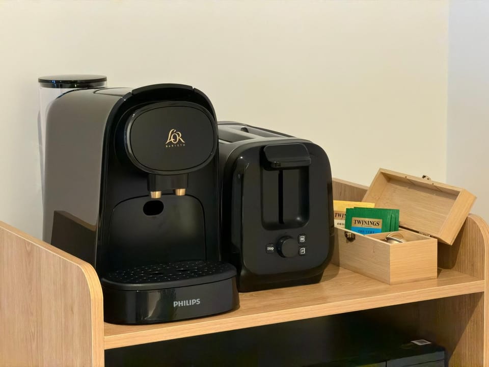 Coffee/tea facilities, toaster