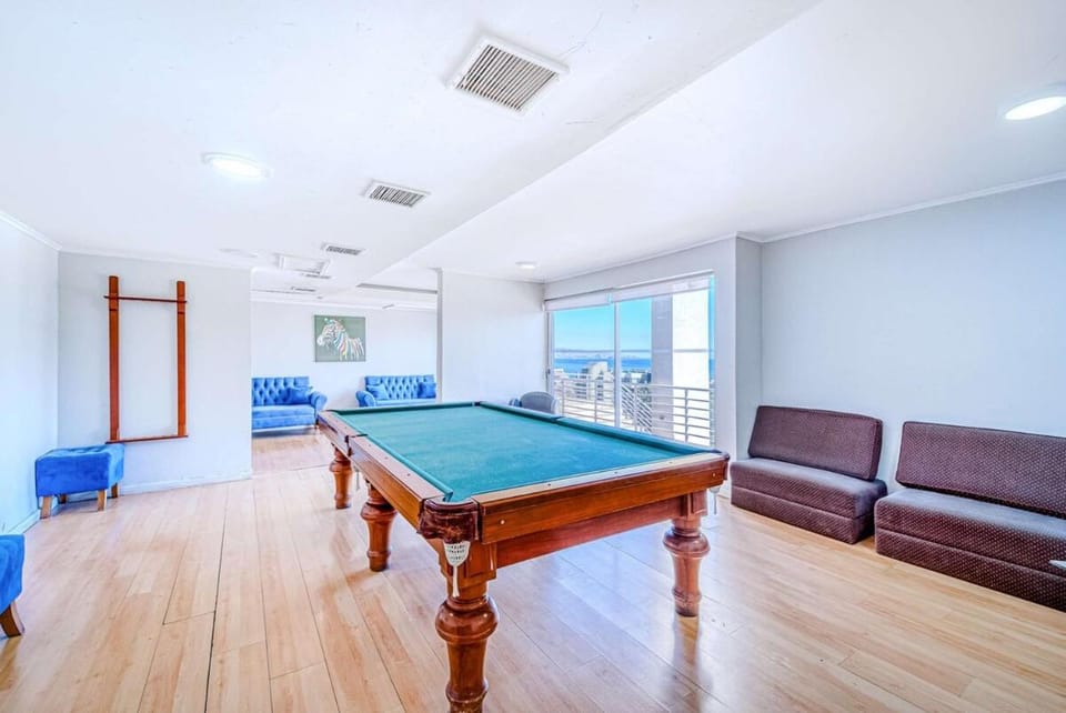 Billiard, Game Room