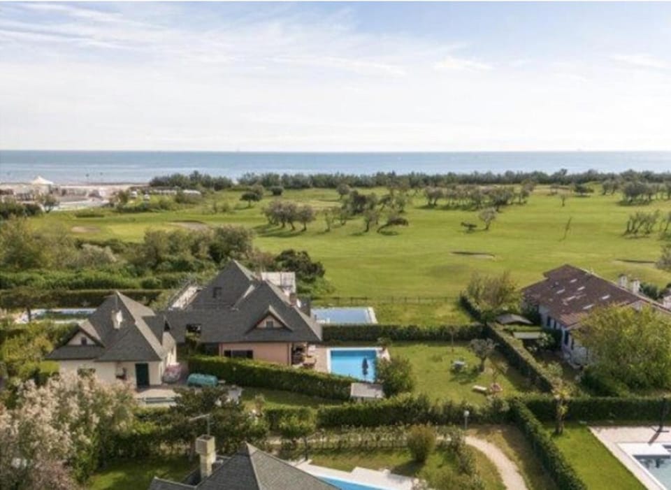 Property building, Bird's eye view, Garden, Golfcourse, Garden view, Sea view
