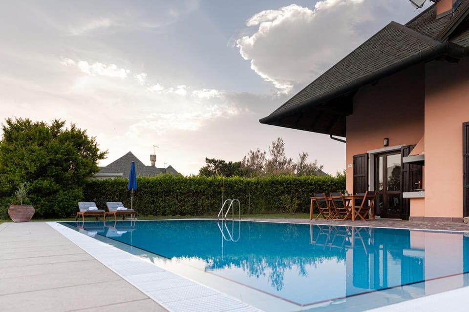 Property building, View (from property/room), Pool view, Swimming pool, Swimming pool, sunbed