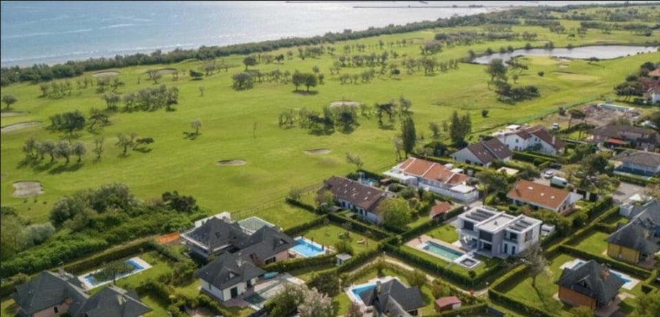 Property building, Neighbourhood, Bird's eye view, Golfcourse, Beach, Sea view