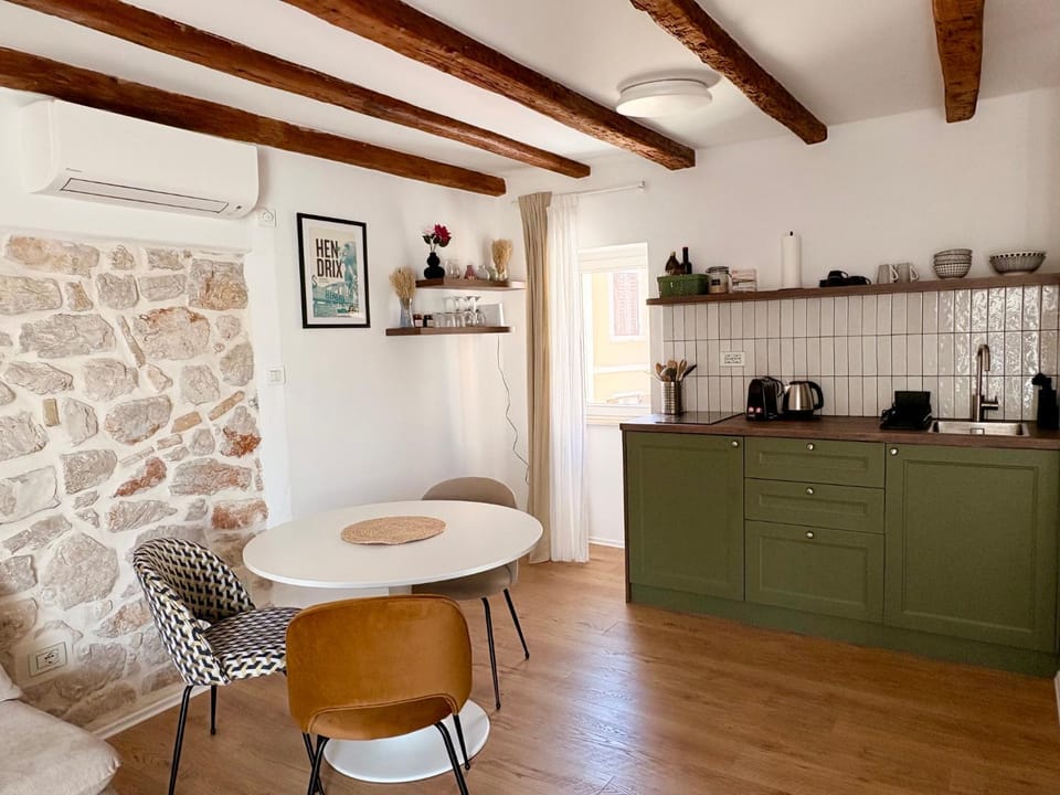 Dining area, kitchen