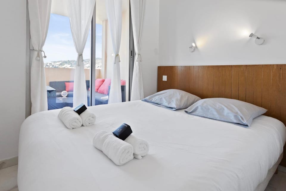 Le RivieraPeacefulSwimming poolCar parkSeafront Apartment in Cannes