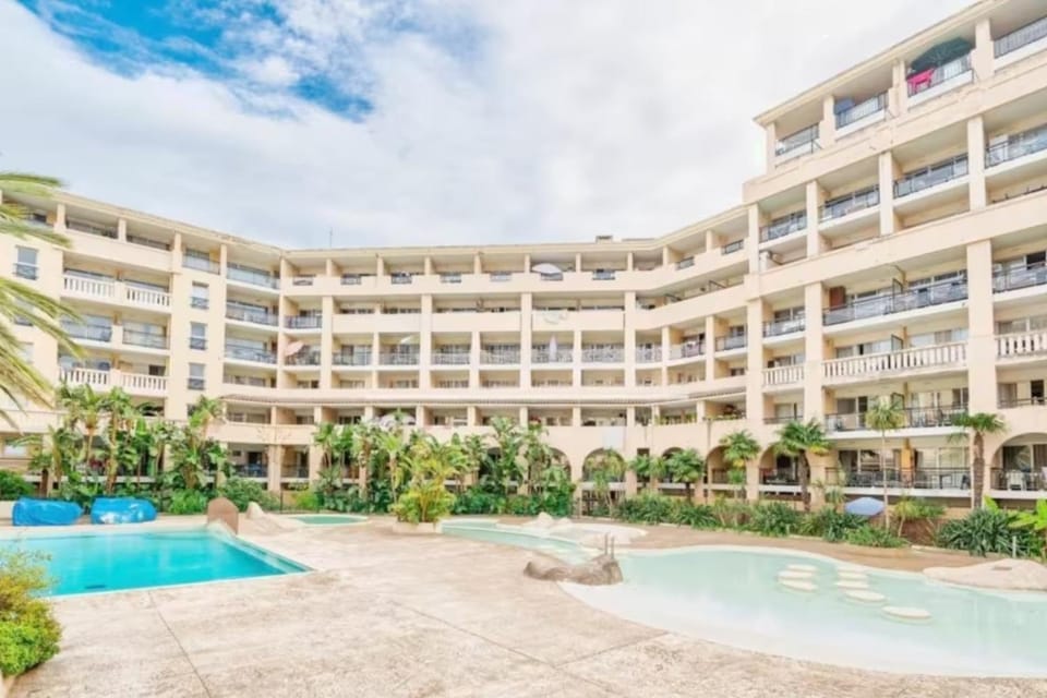 Le RivieraPeacefulSwimming poolCar parkSeafront Apartment in Cannes