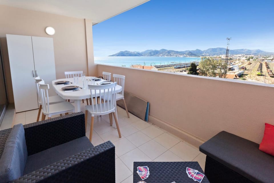 Le RivieraPeacefulSwimming poolCar parkSeafront Apartment in Cannes