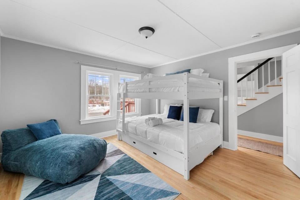 NEW l Modern Comfort wHOT TUB l NH Lakes Region House in Moultonborough