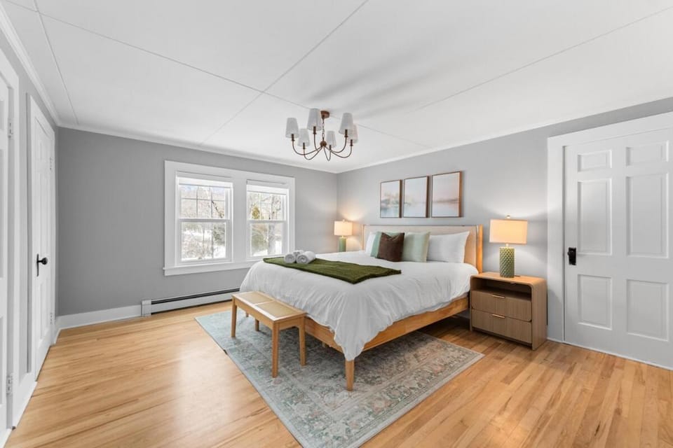 NEW l Modern Comfort wHOT TUB l NH Lakes Region House in Moultonborough