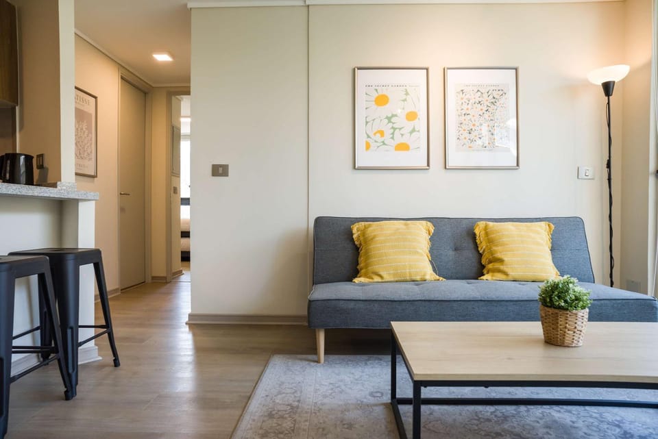 Bright 2D2BR Santiago Apartment Near Attractions Apartment in Santiago
