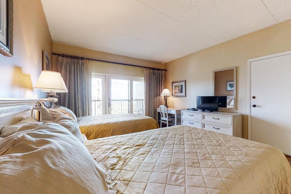 Bed, TV and multimedia, Seating area, Bedroom