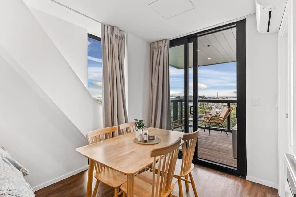 Modern High Rise Parking Zodiak Stays Apartment in Auckland