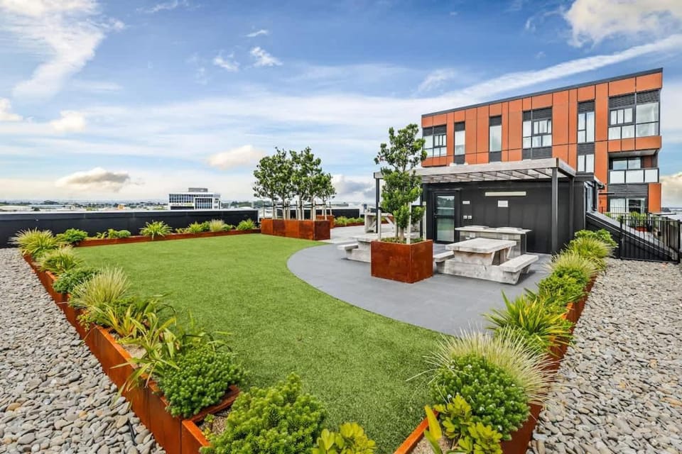 Modern High Rise Parking Zodiak Stays Apartment in Auckland