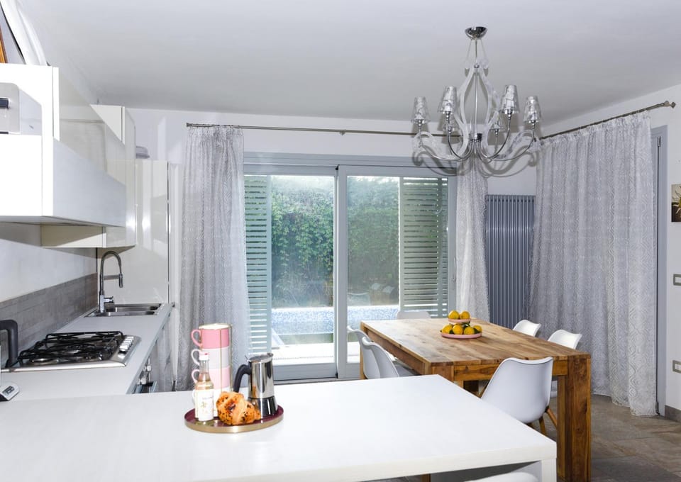Kitchen or kitchenette, Dining area, Food, stove