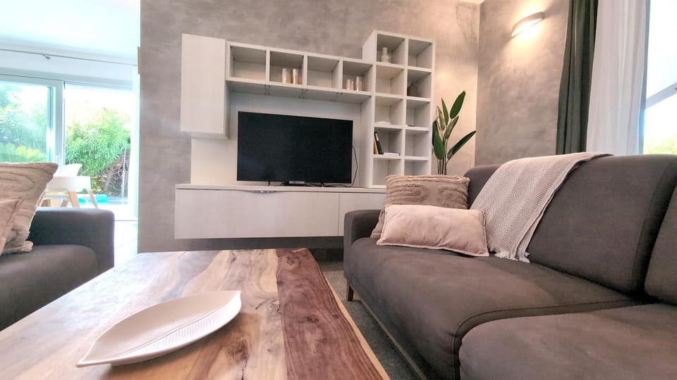 Communal lounge/ TV room, TV and multimedia, Living room, Seating area, Evening entertainment
