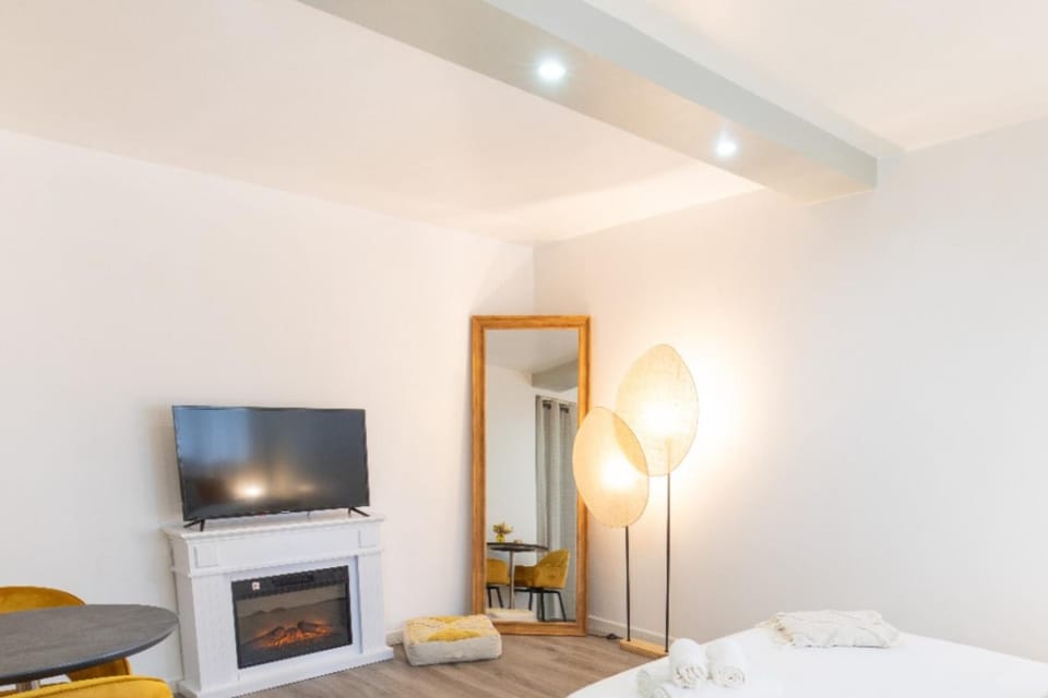 Bed, TV and multimedia, Photo of the whole room, Bedroom, flat iron