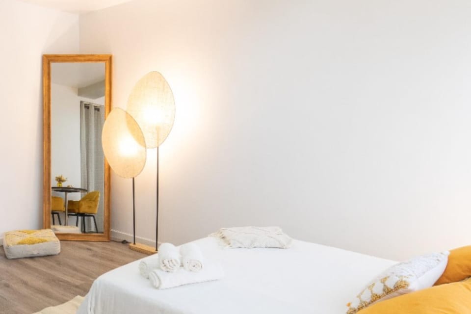 Bed, Photo of the whole room, Decorative detail, towels