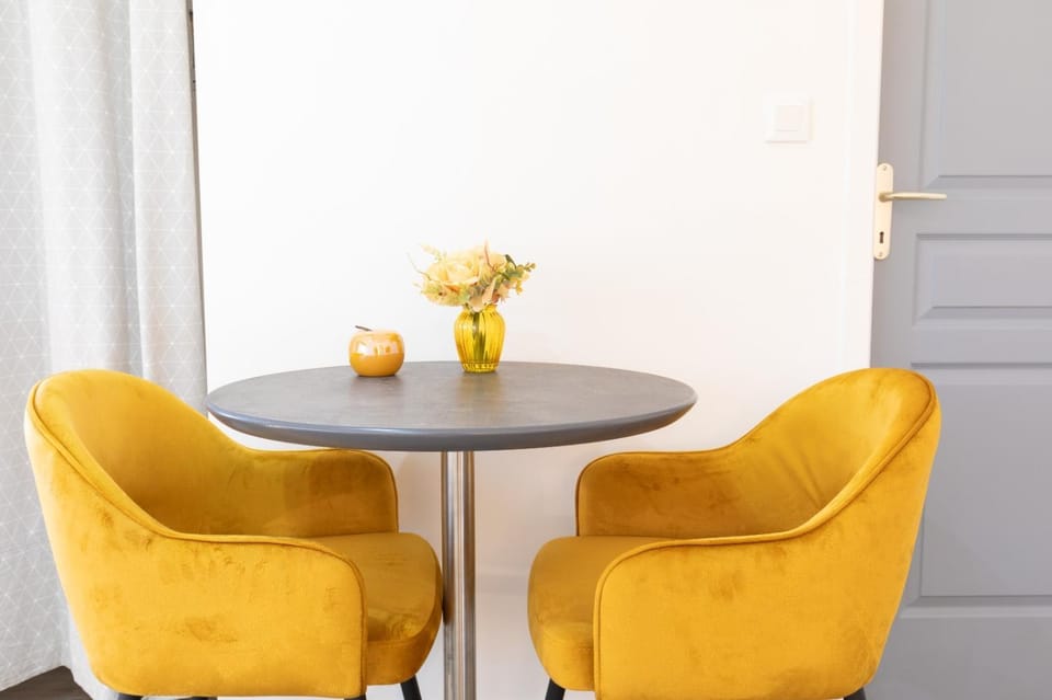Seating area, Dining area