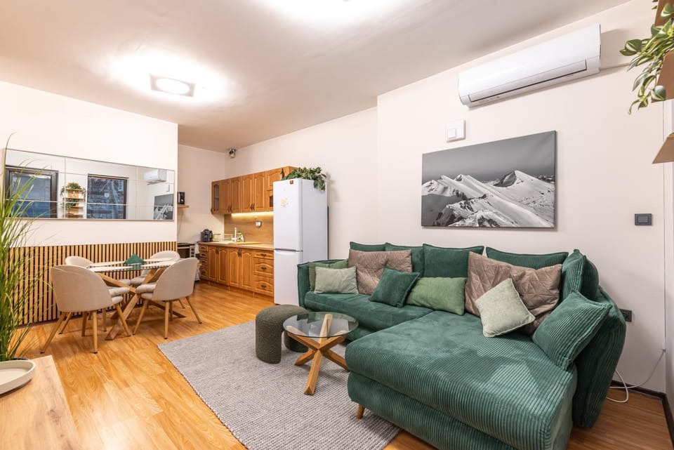 Kitchen or kitchenette, Living room, Seating area, Dining area