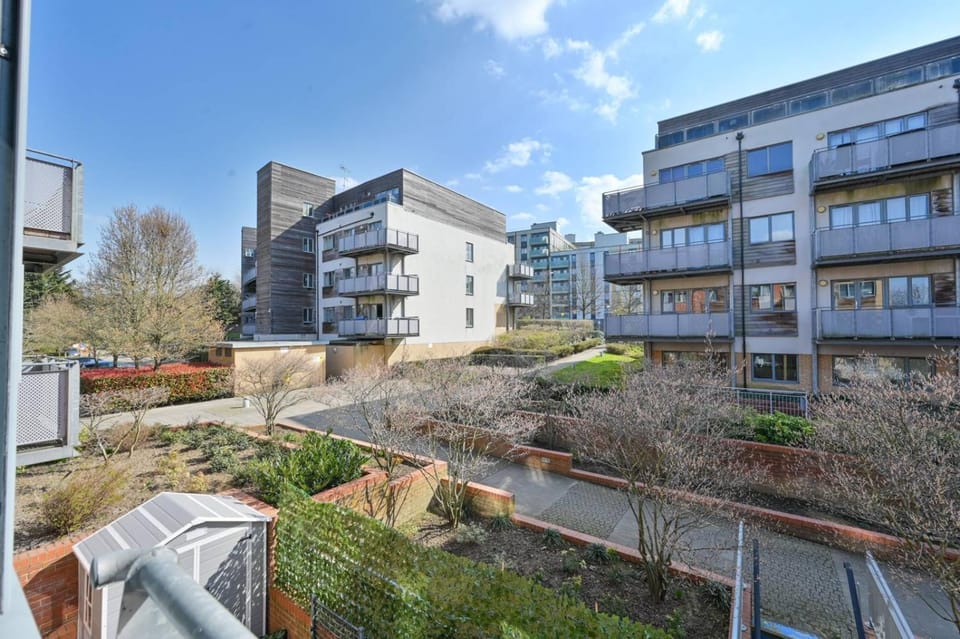 Cosy Apartment near Wembley Stadium Bed and Breakfast in Wembley