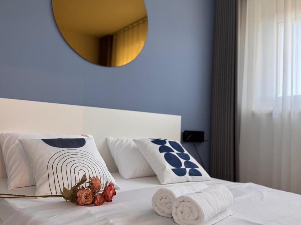 Bed, Bedroom, towels