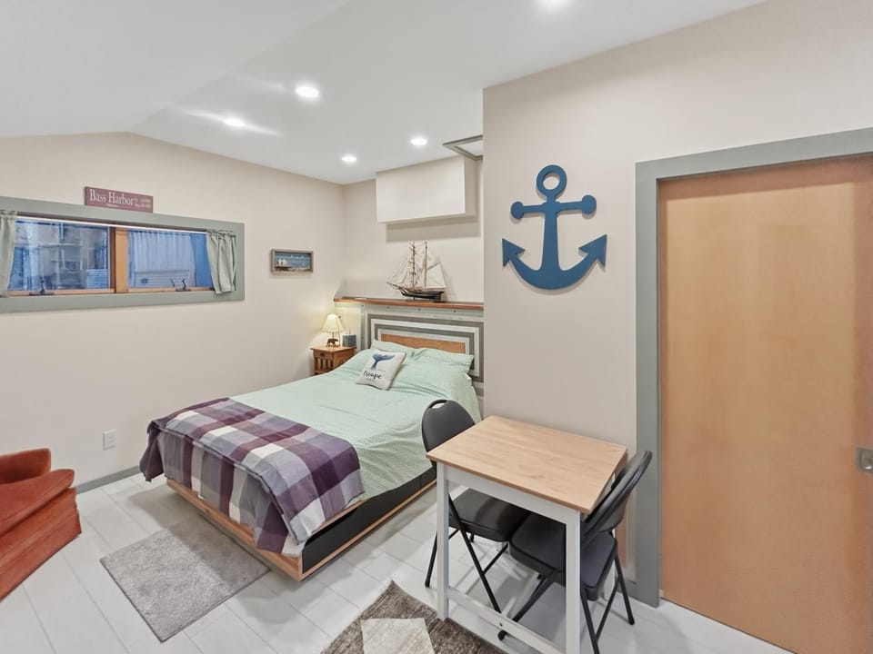 Bed, Photo of the whole room, Decorative detail, Seating area, Bedroom