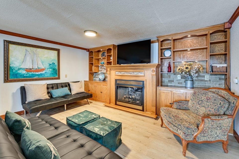 Lakefront, Hot tub, Theater Game w/ Private Dock House in High Rock Lake