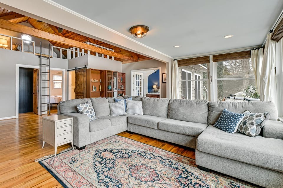 Lakefront, Hot tub, Theater Game w/ Private Dock House in High Rock Lake
